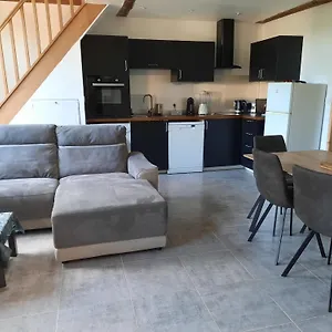 Chez Line Et Pierre: Spacieux, Lumineux Et Equipe Appartement La Bastide-de-Sérou